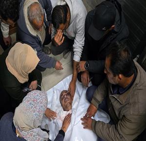 وصول جثمان الشهيد منار المدهون إلى مستشفى ناصر بعد استشهاده برصاص قوات الاحتلال الإسرائيلي في خان يونس جنوب قطاع غزة